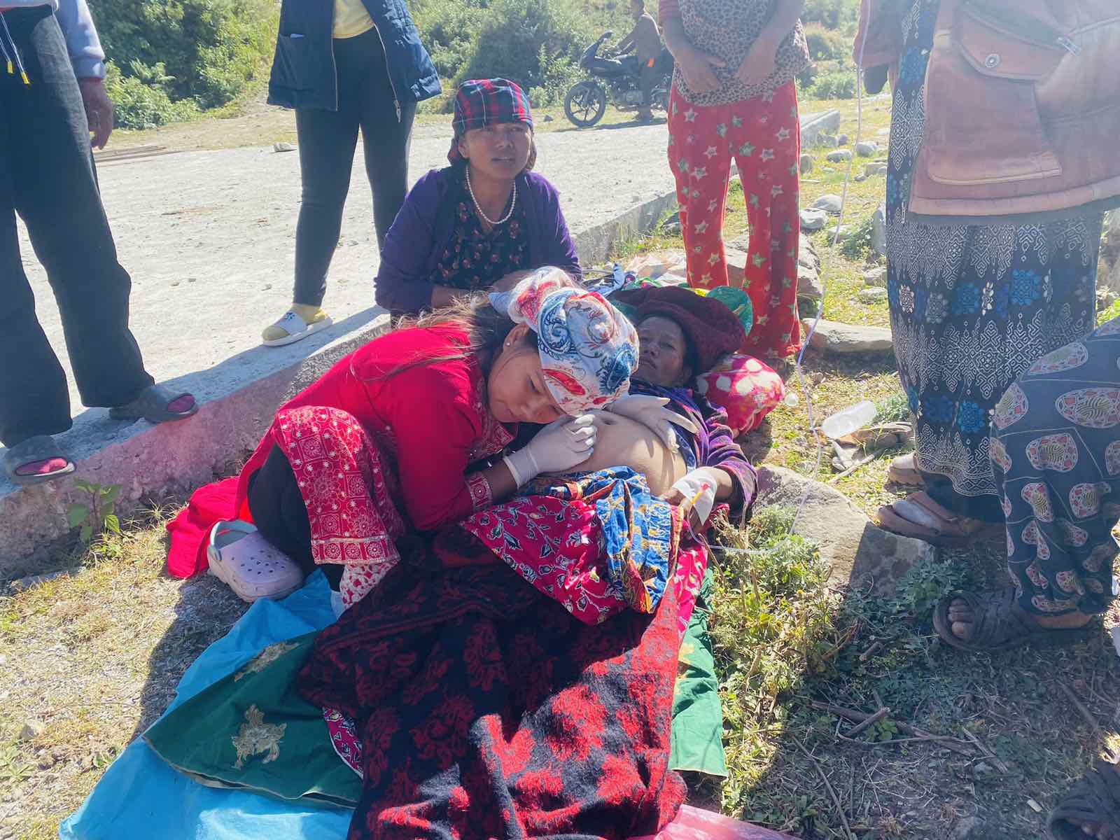 गर्भवती महिलाको हेलिकप्टर मार्फत उद्वार गरिएको छ।