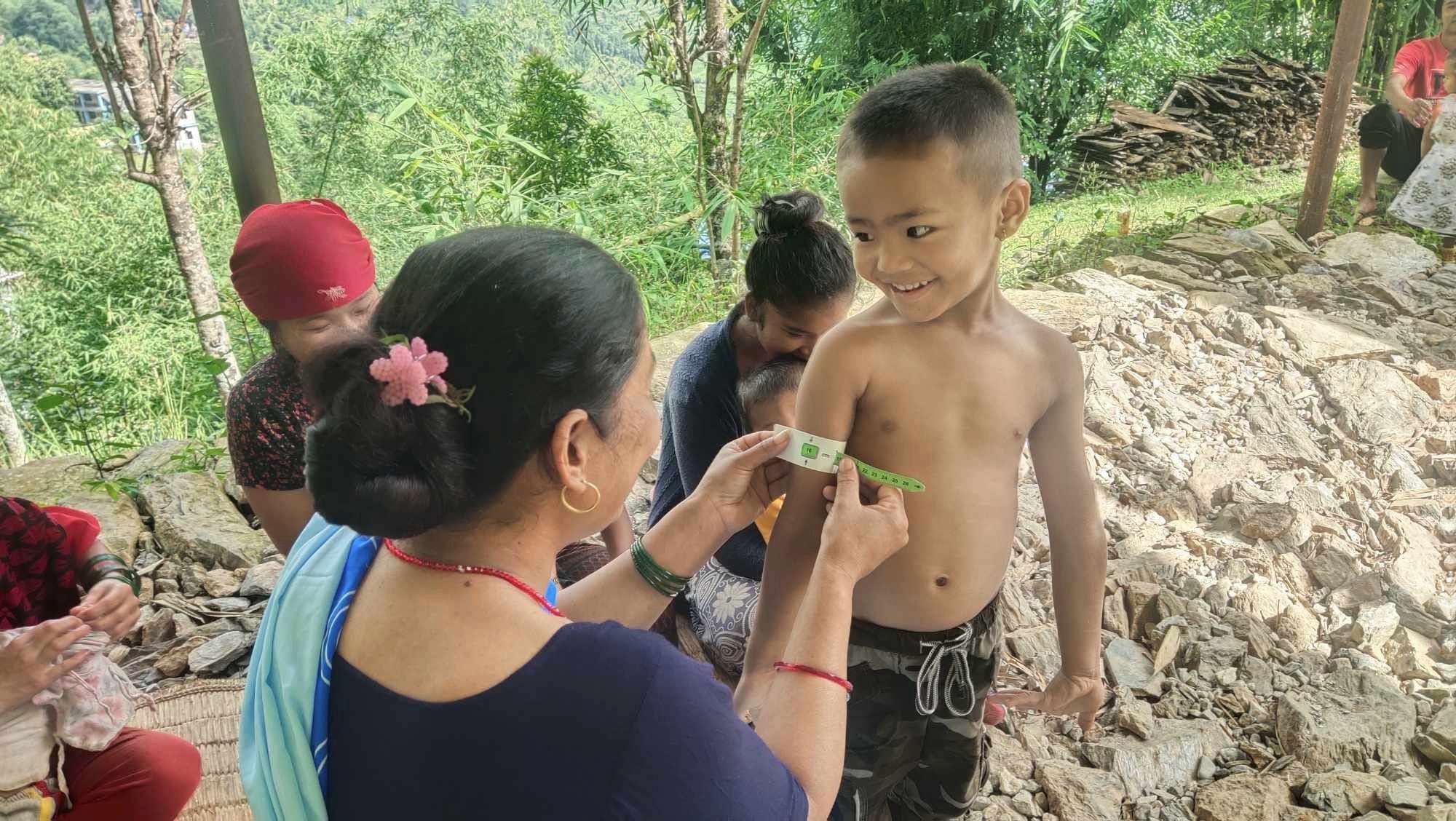 MUAC टेपबाट पोषण परिक्षण हुँदै